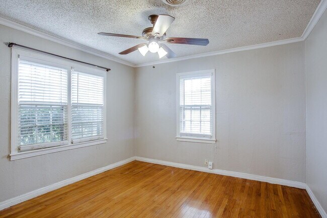 Building Photo - Budget Friendly, Great Space!