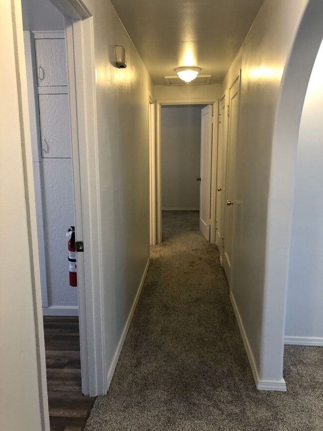 Building Photo - 2 Bedroom home with detached Office/Room.