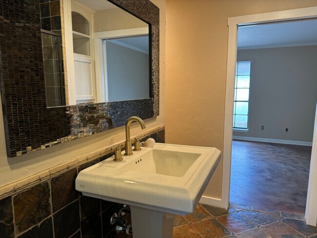 Building Photo - 636-638 Town Oaks