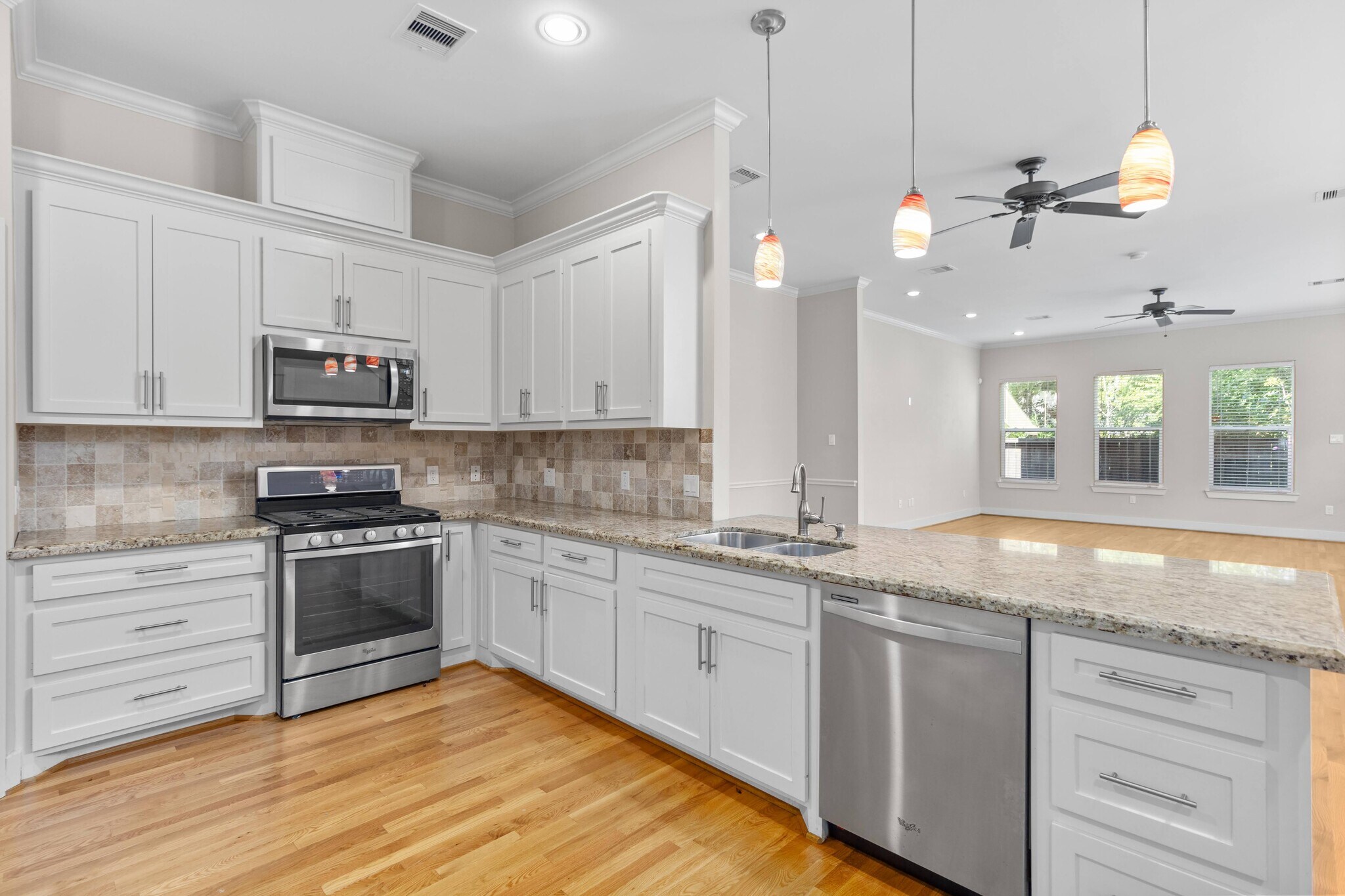 Kitchen and breakfast bar - 1221 W 23rd St