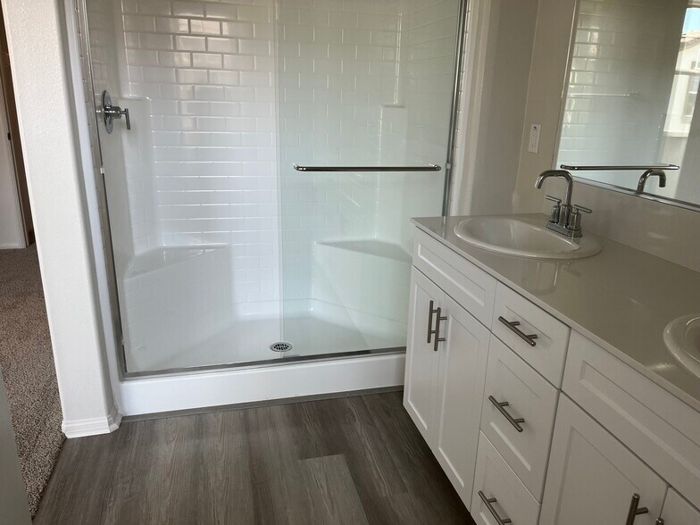 Building Photo - 28019 Oakdale Dr