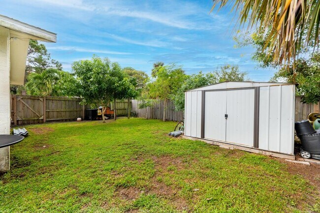 Building Photo - Charming 3 bedroom Home with Huge Fenced Yard