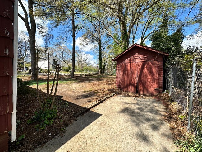 Building Photo - 2 bedroom 1 bath bungalow in the heart of ...