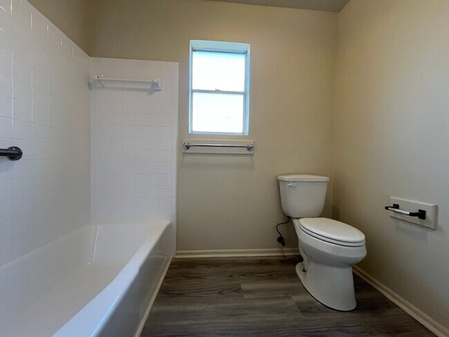Building Photo - SPACIOUS SOUTHSIDE DUPLEX!