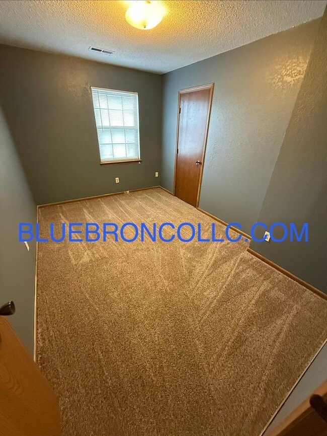 Building Photo - Updated unit with fresh paint and modern finishes!