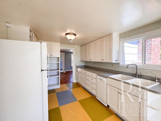 Building Photo - Charming 2-Bedroom Home with Renovated Bath, Hardwood Floors & Spacious Fenced Yard