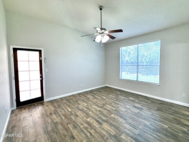 Building Photo - 12749 Tierra Salas Dr