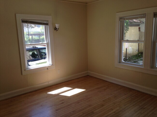 Building Photo - 1830-32 E Kenwood Blvd