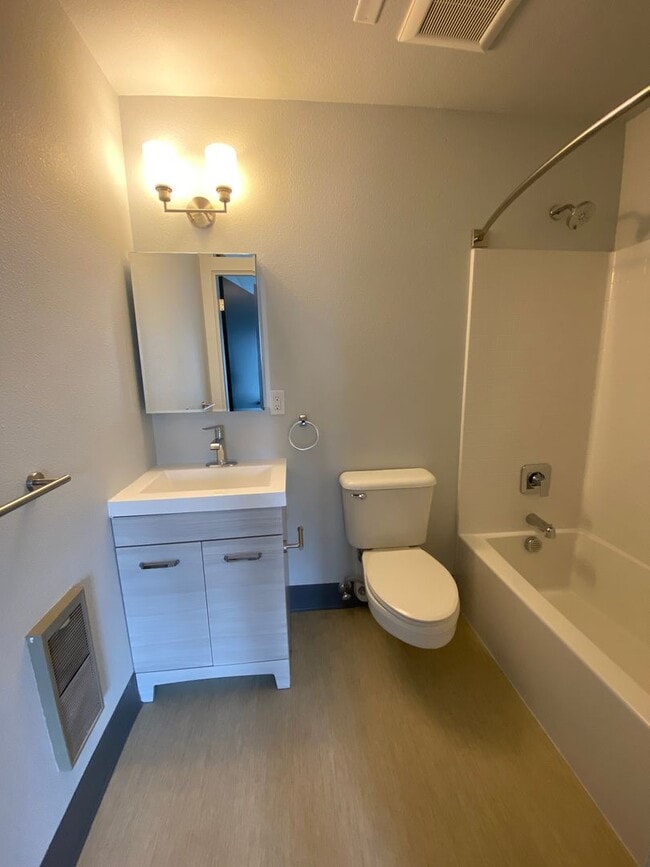 Building Photo - Shorter term leases welcome! - 1 bed 1 bath apartment