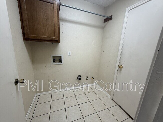 Building Photo - 1608 W Fort Worth St