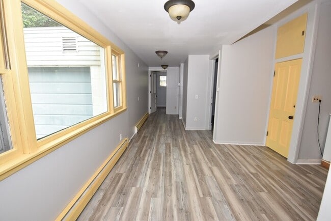 Building Photo - Beautiful 3 Bedroom Lower Unit Apartment i...