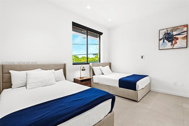 Building Photo - 2572 NE 182nd Terrace