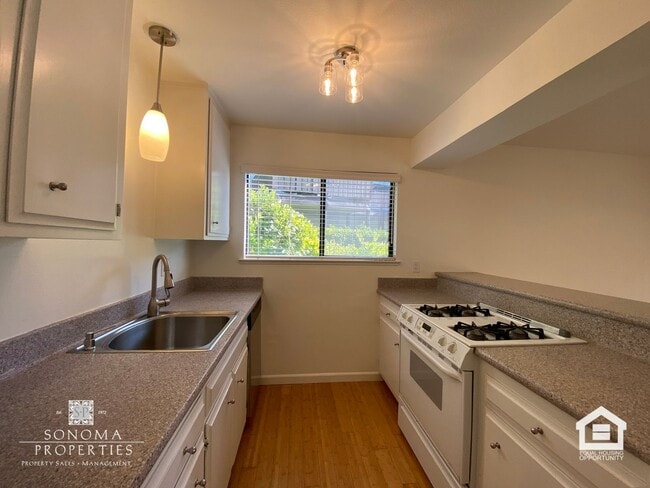 Building Photo - Ground Floor Condo on Sonoma's East Side