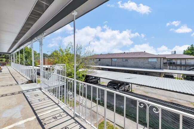 Building Photo - COMMING SOON!!!!*HOUSING WELCOME / SECTION 8 ACCEPTED*