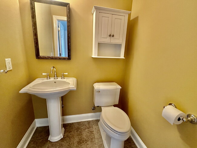 Building Photo - Three Bedroom Carriage House in Hampton Hall!