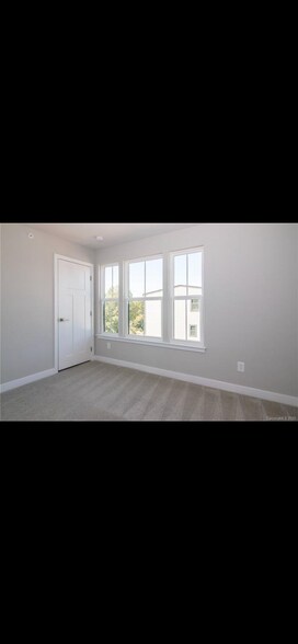 3rd Fl Bedroom w/ Bath & Loft - 458 W Tremont Ave