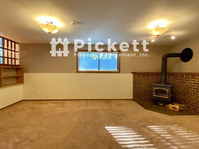 Building Photo - Lovely 3 Bed Island Lake Tri-level