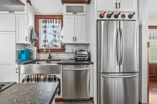 Building Photo - Charming 2-Bedroom Home for Rent in the He...
