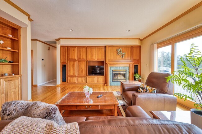 Building Photo - Wine Country Living! Spacious 4 bedroom 2....
