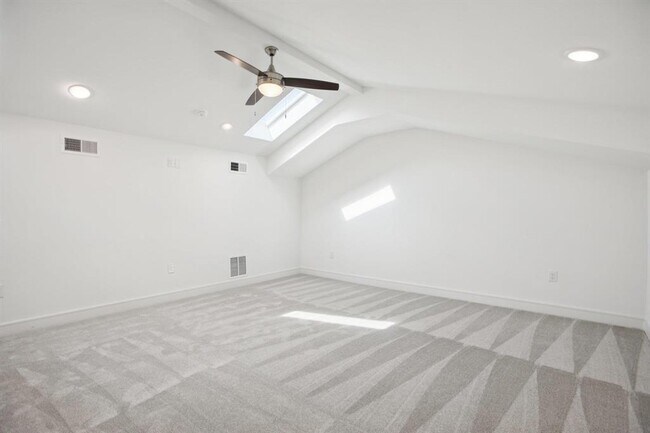 Building Photo - 302 Tesla Cir