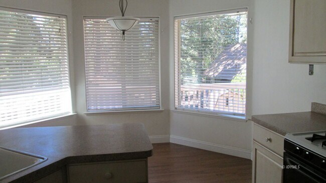 Building Photo - 3 bedroom Rental with garage