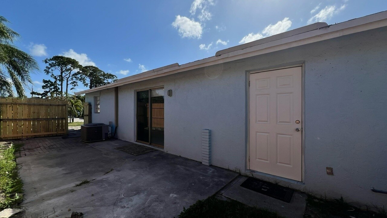Building Photo - 4915 Weymouth St