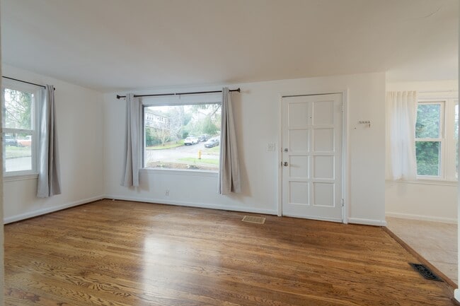 Building Photo - 1702 27th Ave