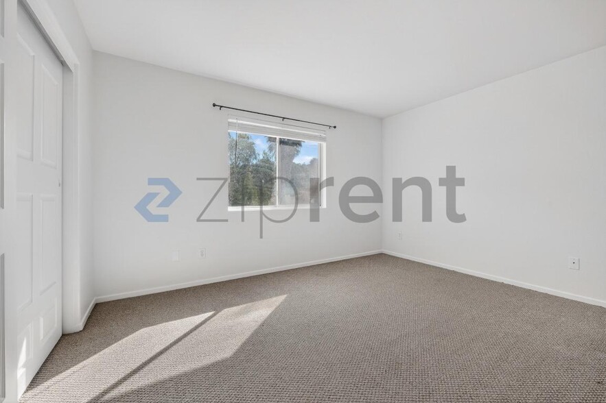 Building Photo - 703 Diamond Dr