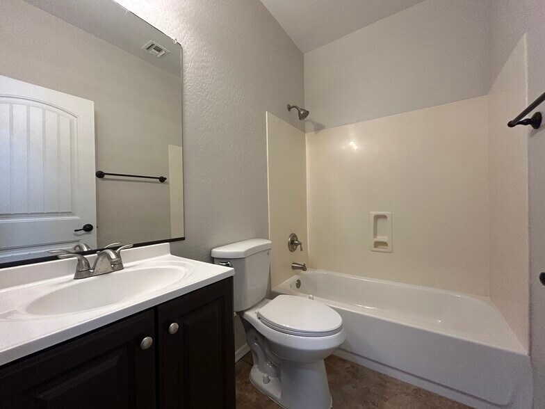 Building Photo - 4123 E Cherry Hills Dr