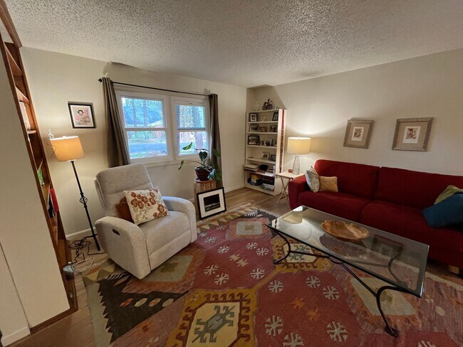 Building Photo - Lease Takeover Starting June 1st | Spacious 5-Bedroom Home Near Downtown Flagstaff