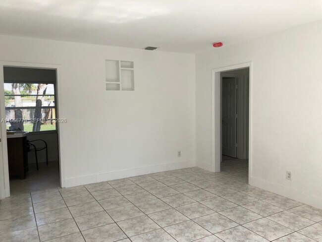 Building Photo - 1385 NE 129th St