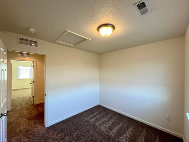 Building Photo - 3115 Swan Point Dr
