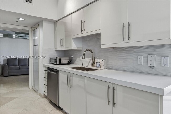 Building Photo - 16445 Collins Ave