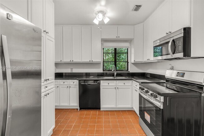 Building Photo - 5390 Sunset Dr
