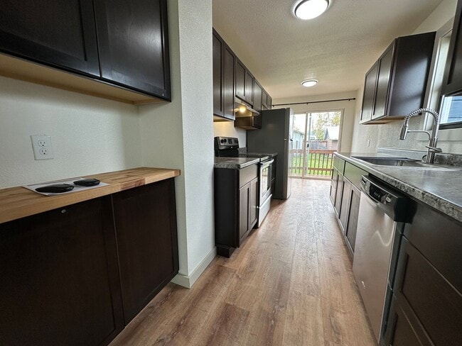 Building Photo - Newly Remodeled 3 bedroom house in Roseburg