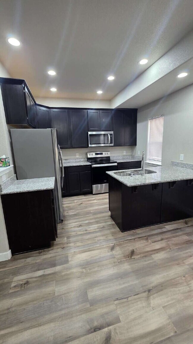 Building Photo - Lorson Ranch 5 bedroom Townhouse near military bases