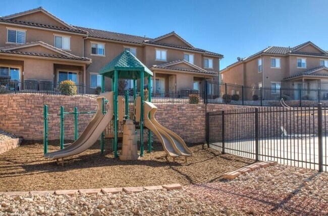 Building Photo - Great Fossil Hills Townhouse!