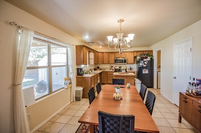 Building Photo - Beautiful home in a great neighborhood