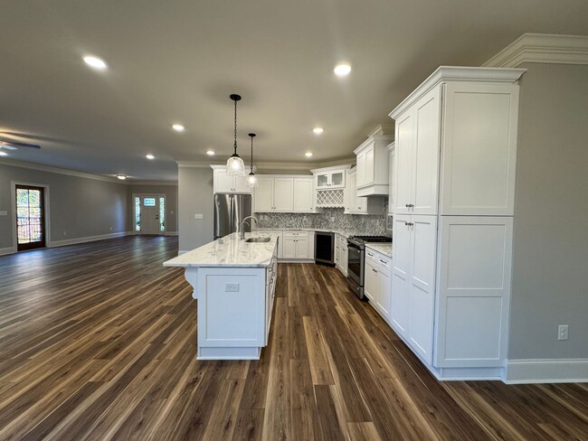 Building Photo - Grandeur Brick 4/3.5 with Bonus Room in Th...