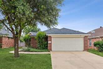 Building Photo - Modern Style, Energy Savings & the Perfect Backyard Retreat in Mallard Cove!