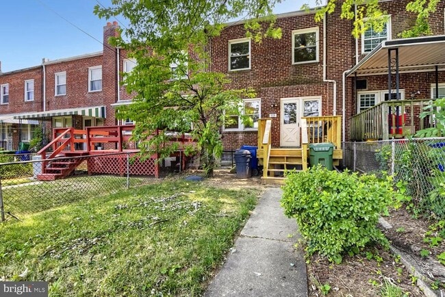 Building Photo - 220 Edgewood St
