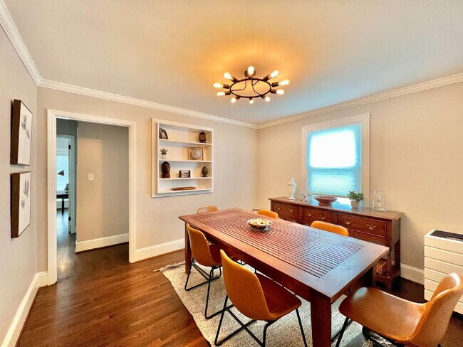 Building Photo - Picturesque 3 Bedroom House!