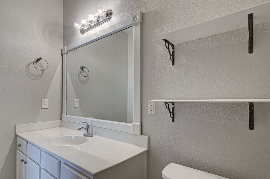 Building Photo - 5972 Hollow Wood Ct