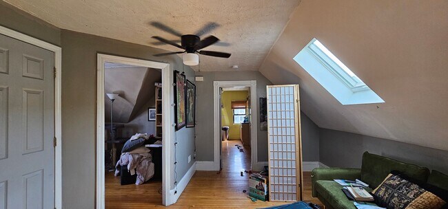 Building Photo - 1.5 Bed Spacious Top-Floor Allston apt!