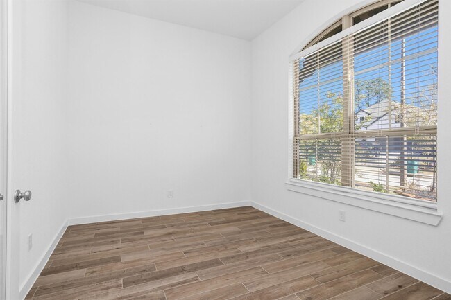 Building Photo - 256 Sky Top Dr