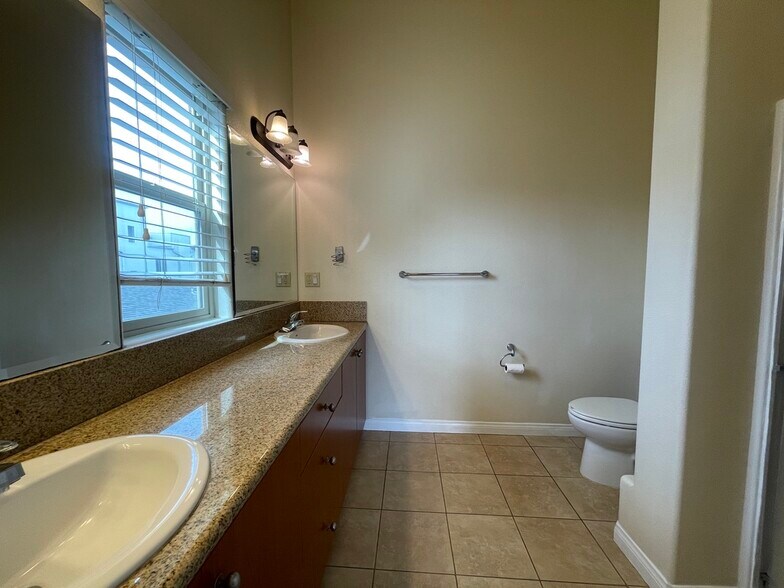 Building Photo - 15024 Magnolia Blvd