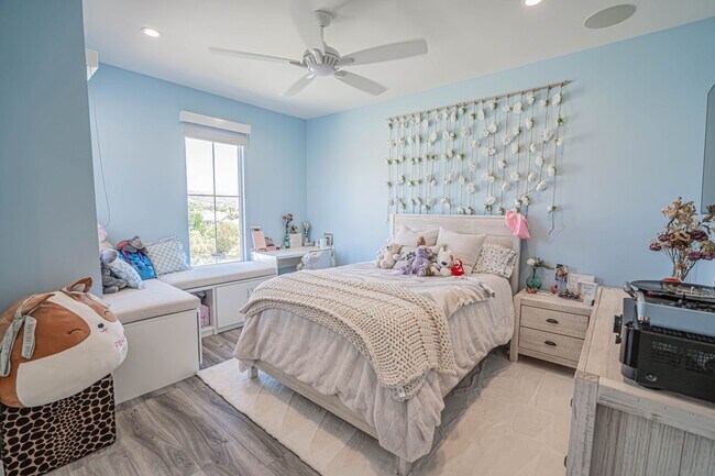 Building Photo - Spectacular 5-Bedroom Home with Pool, RV P...