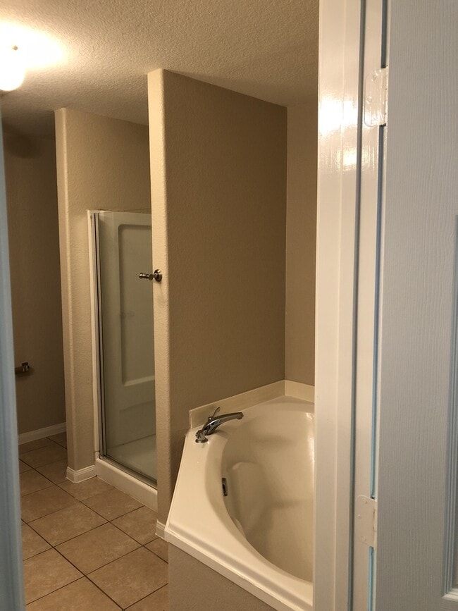 Building Photo - "Hard to Find" Roomy 1-story in Luckey Ran...