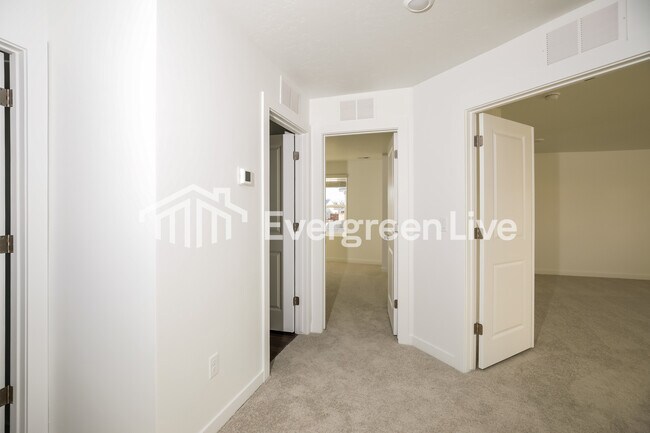 Building Photo - 896 Knowledge St