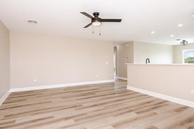 Building Photo - 516 Carriage Ct